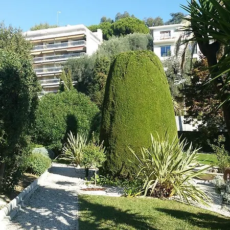 Thira Apartment *